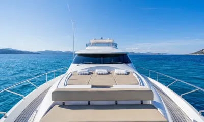 Enjoy I: Colchonetes de sol do convés de proa com toalhas, olhando de volta para o para-brisa e o flybridge