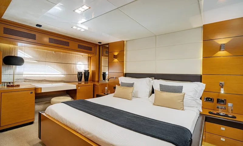 Enjoy I: Cabine dupla com roupa de cama branca, painéis de madeira, penteadeira e janela