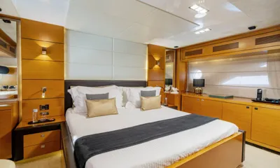 Enjoy I: Cabine dupla com roupa de cama branca, armários de madeira, luminárias de parede e uma cômoda comprida sob uma janela