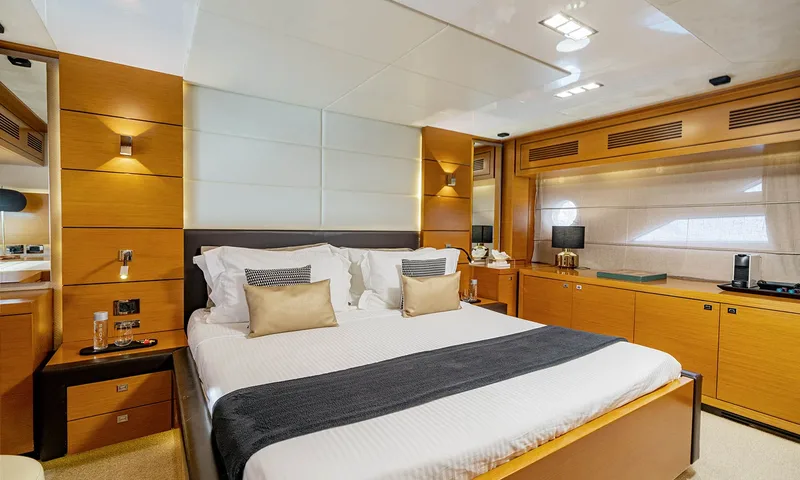 Enjoy I: Cabine dupla com roupa de cama branca, armários de madeira, luminárias de parede e uma cômoda comprida sob uma janela