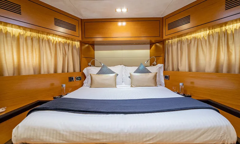 Enjoy I: Cama de casal centralizada entre janelas com cortinas, com luzes de leitura e painéis de madeira