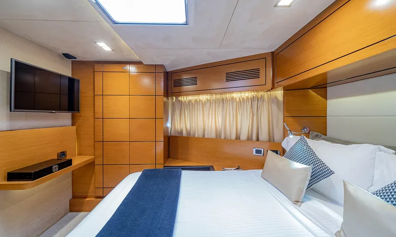 Enjoy I: Cabine dupla com claraboia, televisão na parede, guarda-roupa de madeira e janela com cortinas