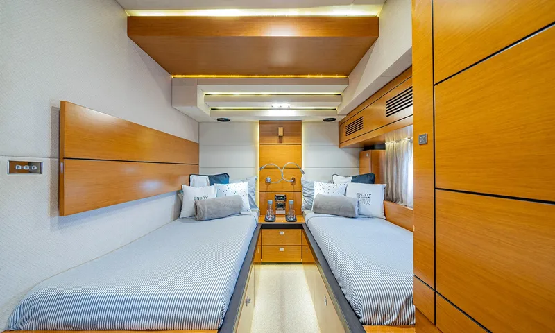 Enjoy I: Cabine twin com duas camas de solteiro listradas, almofadas e uma mesa de cabeceira entre elas
