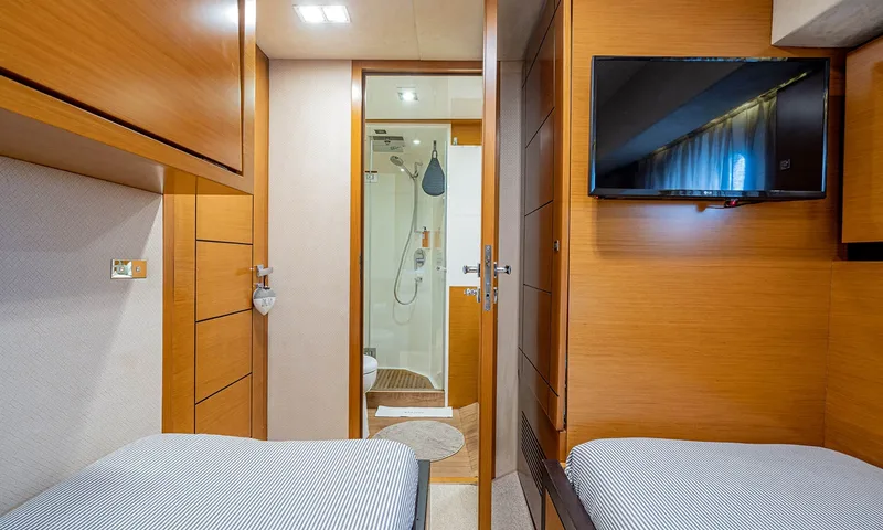 Enjoy I: Cabine twin com televisão na parede e porta aberta para um banheiro privativo com chuveiro