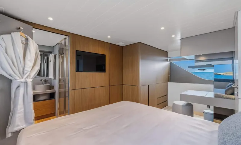 Jamon: Cabin with bed, wood panelled wall, television, vanity and open ensuite door