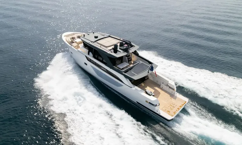CC: Yacht under way seen from above, white wake trailing behind its teak aft deck