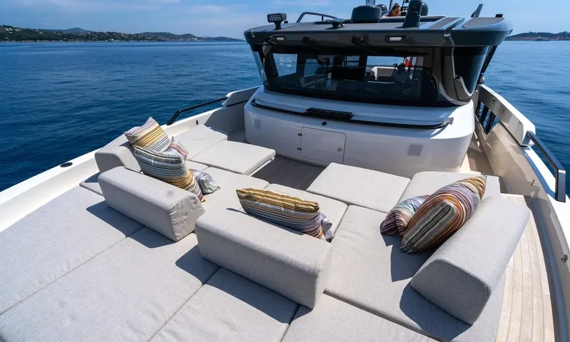 CC: Foredeck sunpads and backrests with striped cushions in front of the windscreen