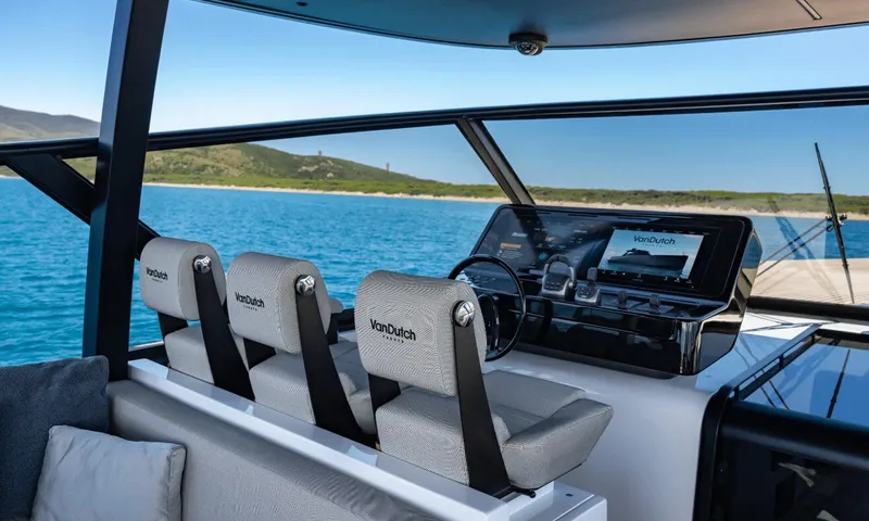 Dutch Pearl: Helm station with three upholstered seats, steering wheel and digital display under a hardtop
