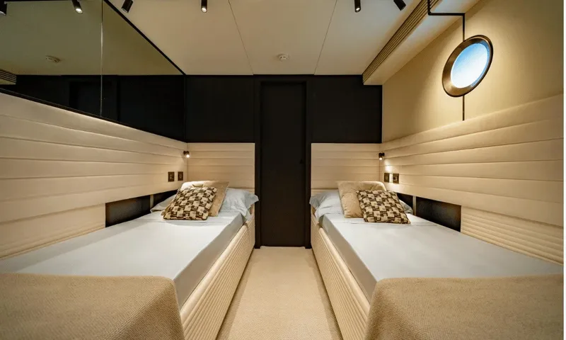 Dutch Pearl: Twin cabin with two single beds, padded walls and a porthole
