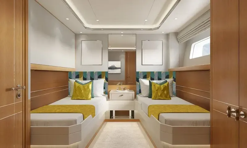 Lumière: Twin cabin with two single beds, yellow cushions and a mirror between them