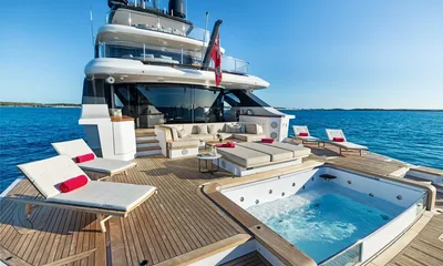 Wavė: Achterdeck mit Pool, Sonnenliegen, Sonnenpolster und Sofa mit Blick aufs offene Meer