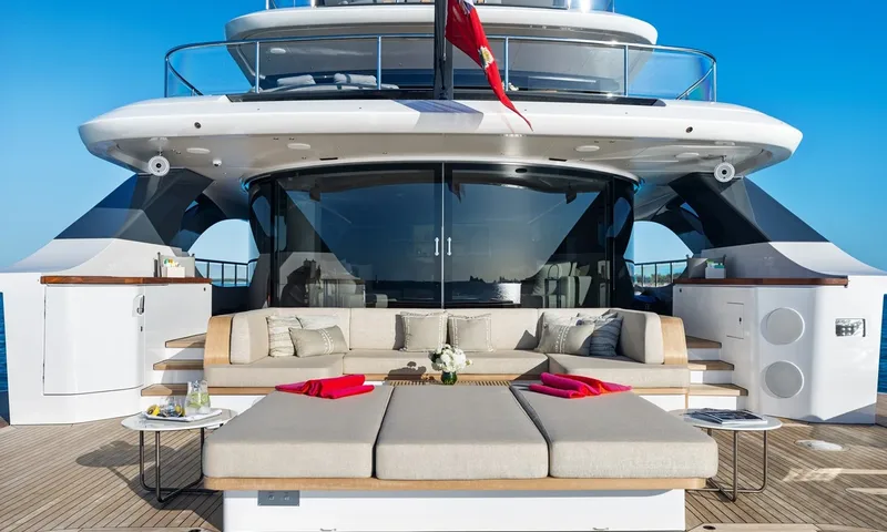 Wavė: Gepolstertes Sonnenpolster und Sofa vor gläsernen Salontüren auf dem Achterdeck