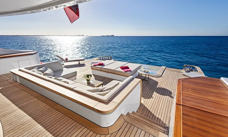Wavė: Sonnenbeschienenes Teak-Achterdeck mit Loungesofa und Sonnenpolstern mit Meerblick