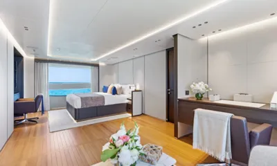 Wavė: Geräumige Kabine mit Doppelbett, Schreibtisch, Sessel und Fenster zum Meer