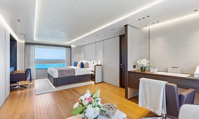 Wavė: Geräumige Kabine mit Doppelbett, Schreibtisch, Sessel und Fenster zum Meer