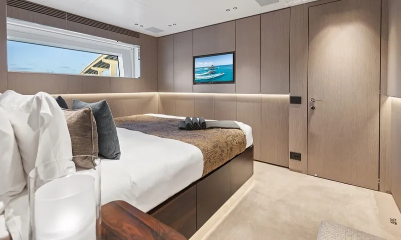 Wavė: Gästekabine mit Doppelbett, Wandbildschirm, Fenster und holzvertäfelten Wänden