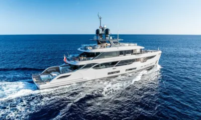 Wavė: Yacht auf tiefblauem Meer, das ein weißes Kielwasser hinterlässt