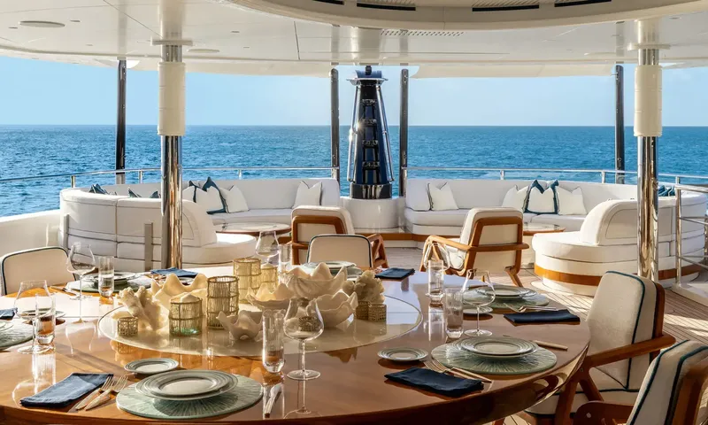 Amor à Vida: Round outdoor table set for dinner with sofas and open sea behind
