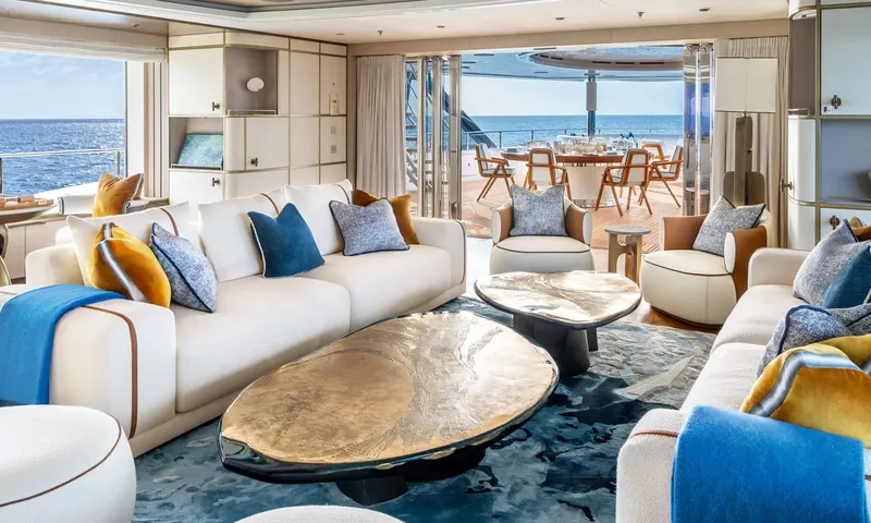 Amor à Vida: Bright saloon with cream sofas, metallic coffee tables and open doors to outdoor dining