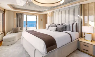 Amor à Vida: Large cabin with double bed, chaise longue and open door to a private sea view terrace