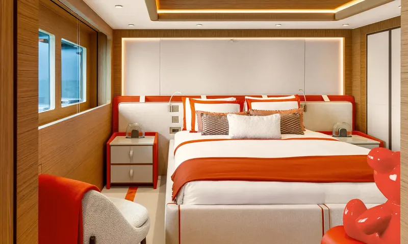 Amor à Vida: Cabin with orange trimmed double bed, wood panelling and small windows