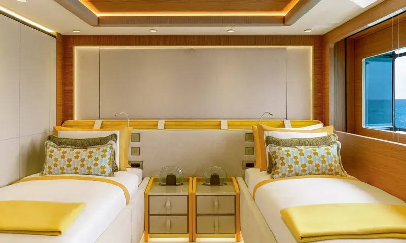 Amor à Vida: Twin cabin with yellow accented single beds and shared nightstands