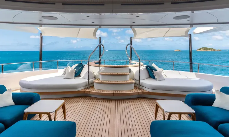 Amor à Vida: Top deck jacuzzi with steps between sunpads, blue armchairs and open sea view