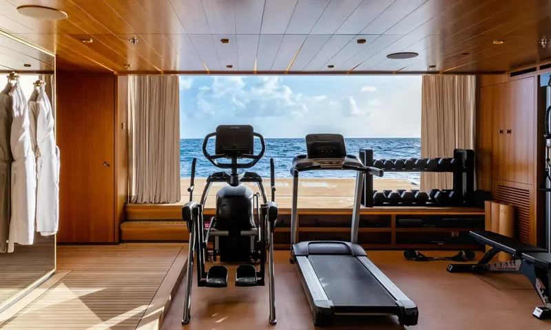 Amor à Vida: Gym with treadmill, cross trainer, weights and bench opening to the sea