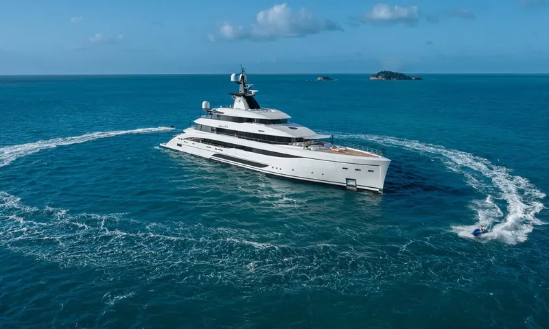 Amor à Vida: White superyacht at sea encircled by the wake of a jet ski