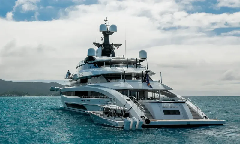 Amor à Vida: Stern view of the yacht with a tender moored beside its wide swim platform