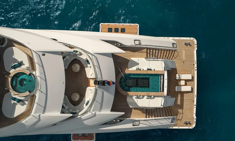 Amor à Vida: Overhead view of the yacht's decks showing a round hot tub, a pool and sun loungers