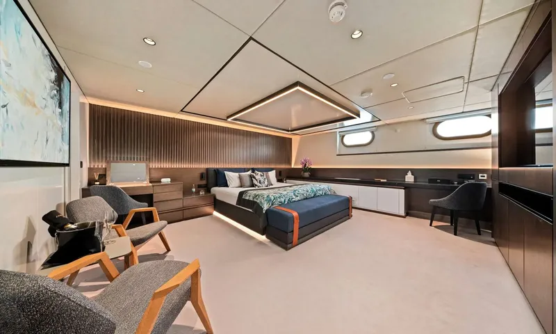 Anima Maris: Large cabin with a double bed, armchairs, desk and portholes
