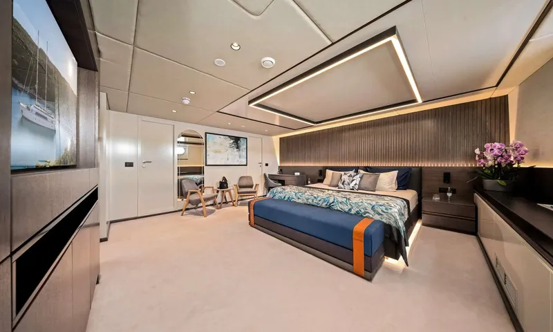 Anima Maris: Cabin with a double bed, blue bench, wall screen and seating area