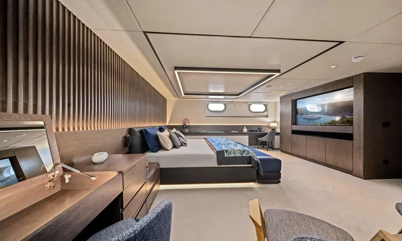 Anima Maris: Cabin with a double bed, slatted wood wall, vanity and large wall screen