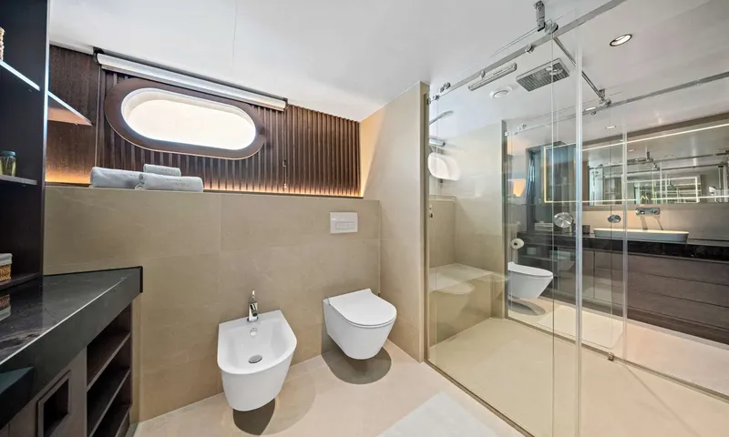 Anima Maris: Ensuite with toilet, bidet, porthole and large glass walk in shower