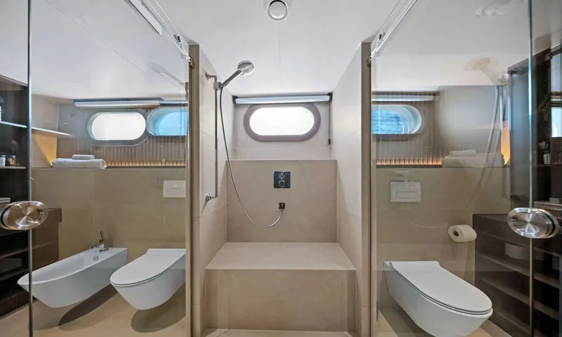 Anima Maris: Bathroom with a central shower bench between glass doors and toilets