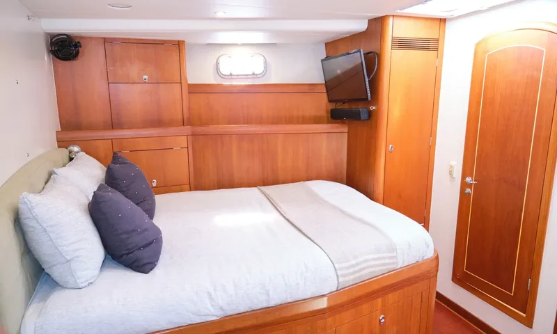 Crazy H: Guest cabin with double bed, wooden cabinets, wall television and porthole