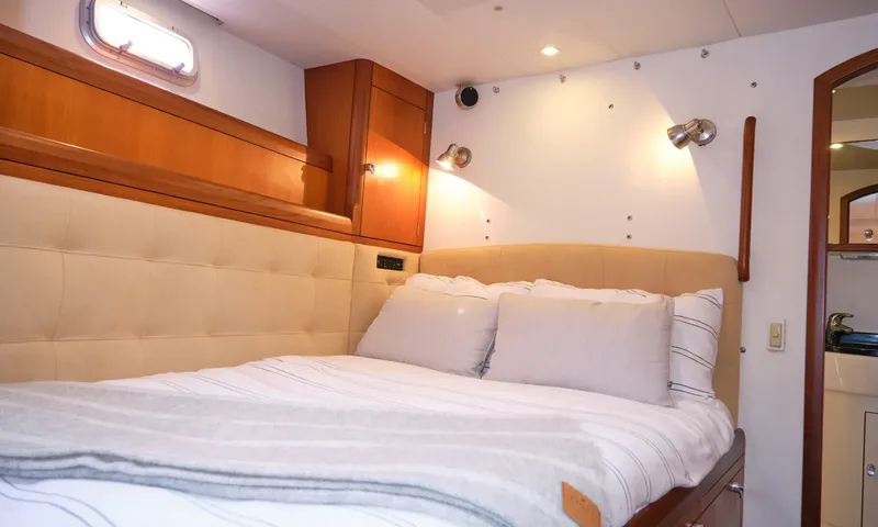Crazy H: Cabin with padded headboard, double bed, reading lights and ensuite door