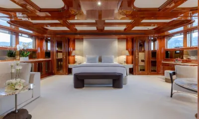 Isabell Princess of the Sea: Spacious cabin with central double bed, coffered wooden ceiling and windows on both sides