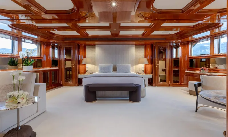 Isabell Princess of the Sea: Spacious cabin with central double bed, coffered wooden ceiling and windows on both sides