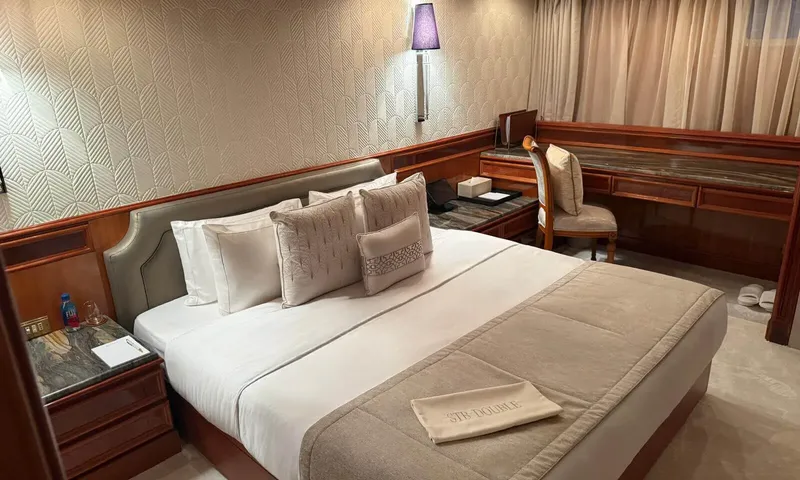 Isabell Princess of the Sea: Double bed cabin with patterned wall, bedside tables and a desk with chair