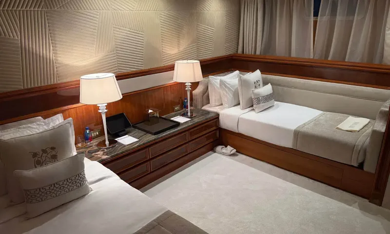 Isabell Princess of the Sea: Twin cabin with two single beds at right angles and lamps on a shared nightstand