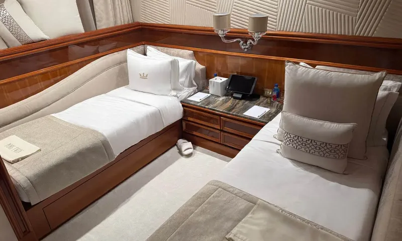 Isabell Princess of the Sea: Twin cabin with two single beds, cushions and a marble topped nightstand between