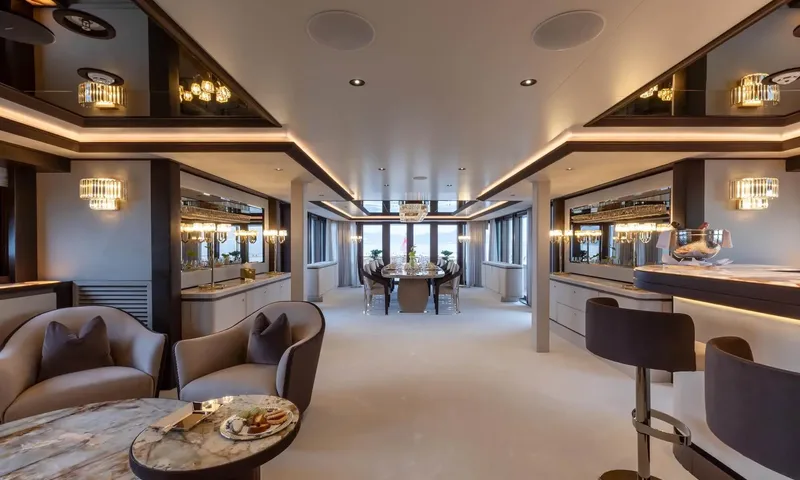 Isabell Princess of the Sea: Long bright lounge with armchairs, a bar with stools and a dining table at the far end