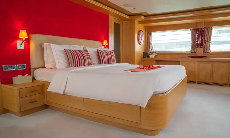 Indiana: Cabin with a large double bed, red feature wall, wall lamps and wide windows