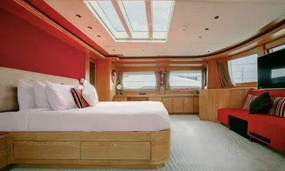 Indiana: Spacious cabin with a skylight, double bed, red sofa and wall mounted television