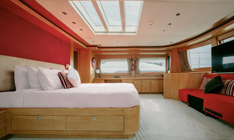 Indiana: Spacious cabin with a skylight, double bed, red sofa and wall mounted television
