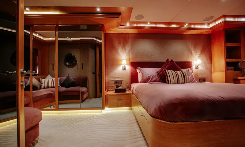 Indiana: Softly lit cabin with double bed, mirrored wardrobe and curved sofa