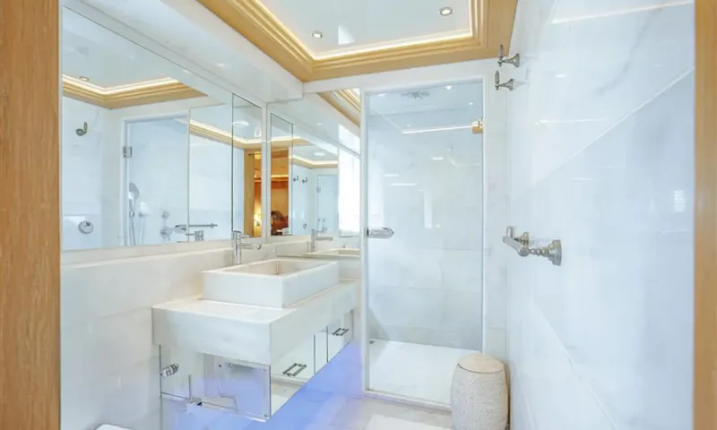 Indiana: White marble bathroom with a basin, large mirror and glass walk in shower