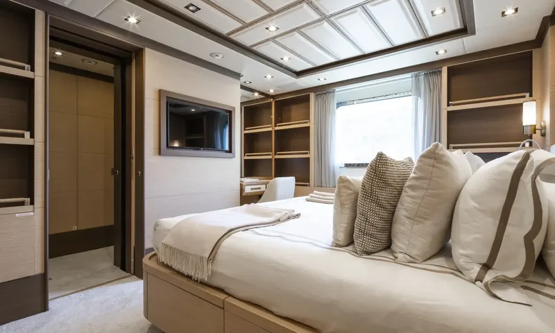 Nela: Double cabin with white bedding, wall television, shelves and window with curtains